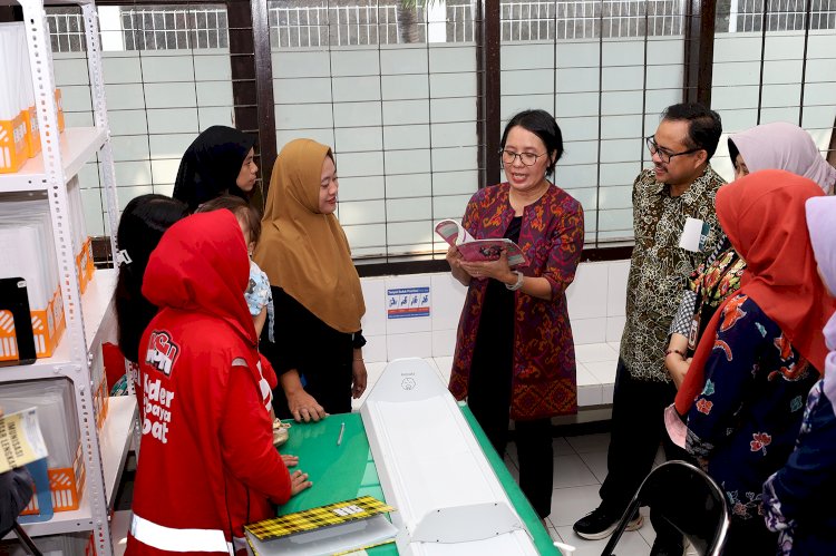 Teks foto: Ikhsan saat meninjau pelayanan kesehatan/RMOLJatim