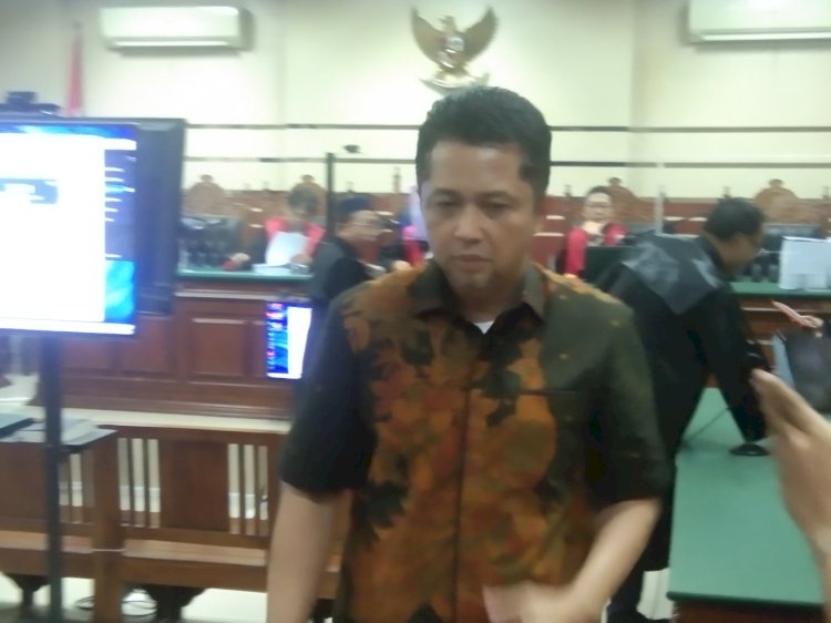 Teks foto: Ari Suryono usai sidang di Pengadilan Tipikor Surabaya/RMOLJatim
