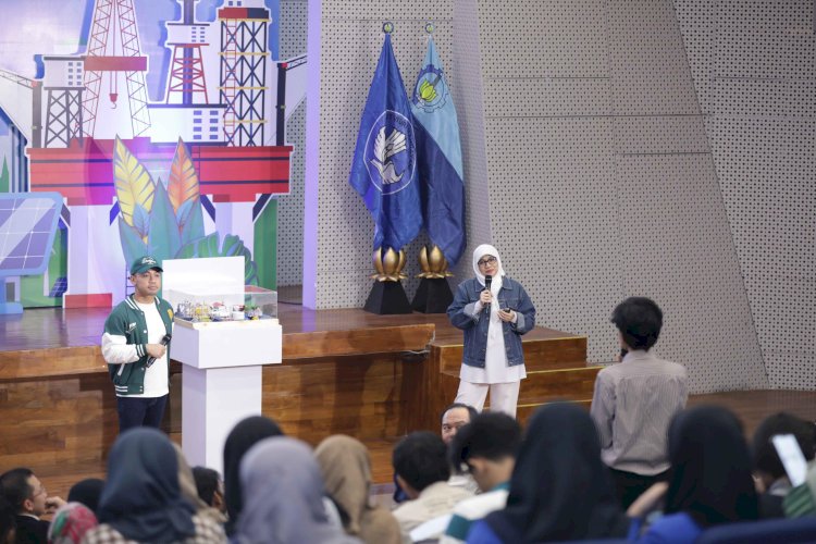 Dr. Mira Tripuspita S. Psi., M. Comm (HRM) saat memberikan materi tentang Gen Z di dunia kerja 