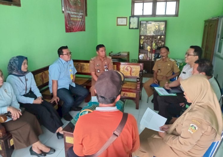 Tim gabungan Bapenda Kabupaten Madiun dan Kejaksaan saat tagih PBB-P2 di Desa Plumpungrejo Kecamatan Wonoasri/RMOLJatim