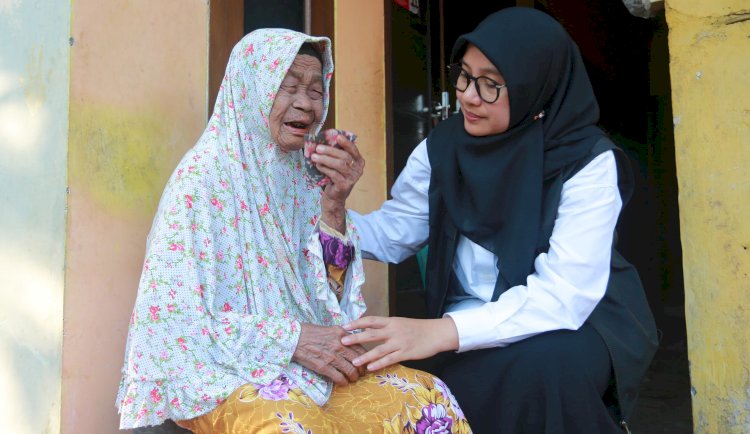 Ipuk Fiestiandani saat menjenguk nenek Mudawarah/Ist