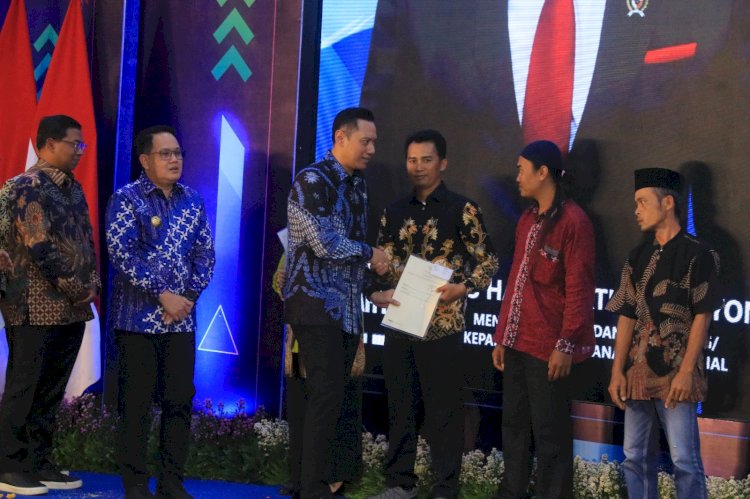 Menteri ATR/BPN Agus Harimurti Yudhoyono (AHY) menyerahkan sertipikat kepada perwakilan warga/Ist