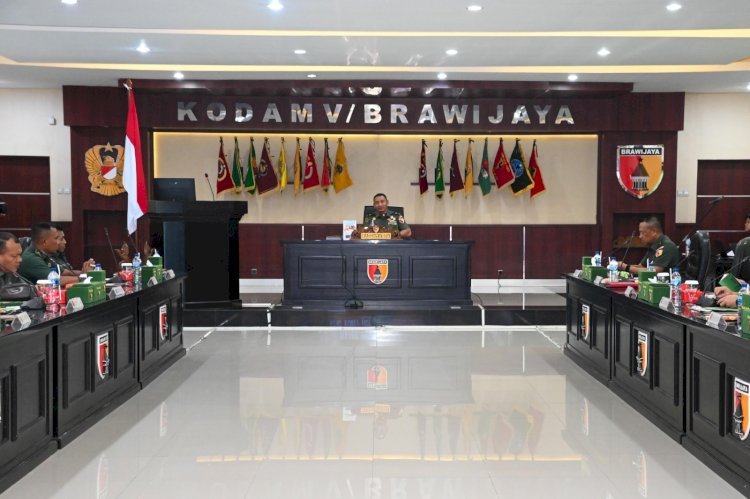 Brigjen TNI Endro Satoto menerima penjelasan rencana pelaksanaan Gladi Posko I dan latihan lapangan/ist