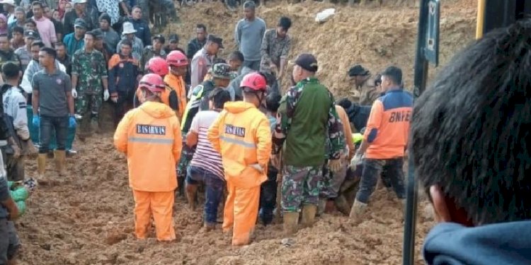 Evakuasi korban tertimbun longsor di Aceh Tengah/BPBA