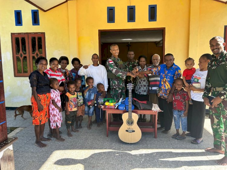 KSAD melalui Satgas Pamtas Mobile Yonif 501/BY menyalurkan bantuan alat musik untuk masyarakat Papua Barat/Ist