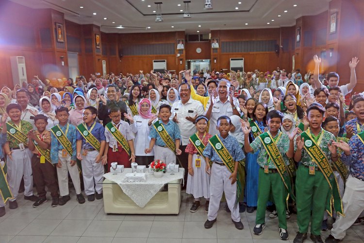 : PJs Wali Kota Surabaya Restu Novi bersama Finalis Pangeran dan Putri Lingkungan Hidup Tahun 2024/ist