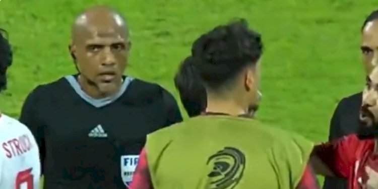 Tangkapan layar Ahmed Al Kaf saat memimpin pertandingan Bahrain vs Indonesia di Bahrain National Stadium, Kamis 10 Oktober 2024/RMOL