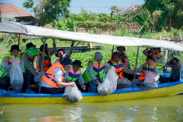 Aksi bersih sungai dan tabur benih di kali Wonokromo 