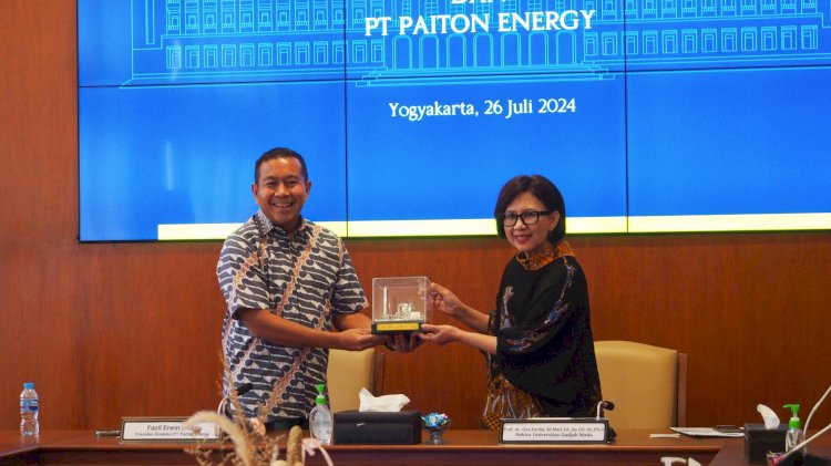 Rektor UGM, Prof.dr. Ova Emilia dan Presiden Direktur PT Paiton Energy, Fazil Erwin Alfitri/Ist
