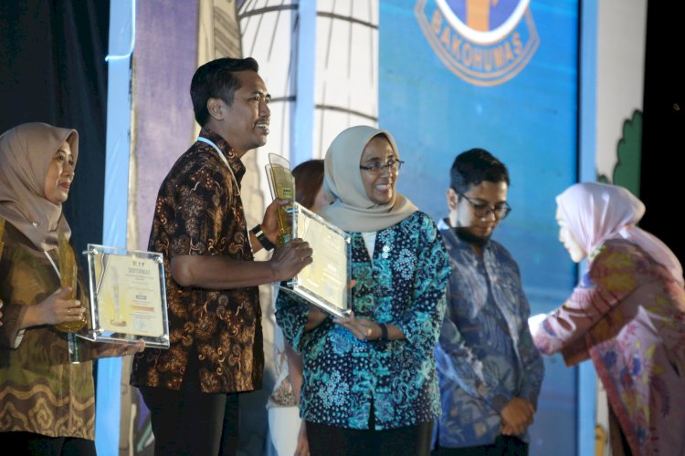 Teks foto: Ratna Susilowati memberikan penghargaan kepada Indriatno Heryawan/ist