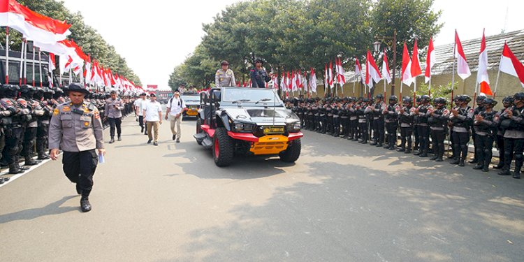 Asisten Kapolri bidang SDM Irjen Dedi Prasetyo saat meninjau apel gladi bersih pasukan Mantap Brata pengamanan pelantikan Prabowo-Gibran/Ist