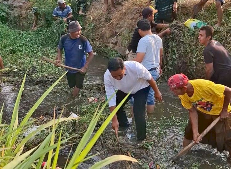 Zainal Arifin saat bersama warga di sungai Cangka/RMOLJatim 