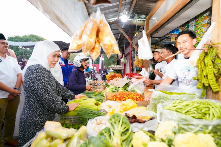 Khofifah saat di pasar Blitar 