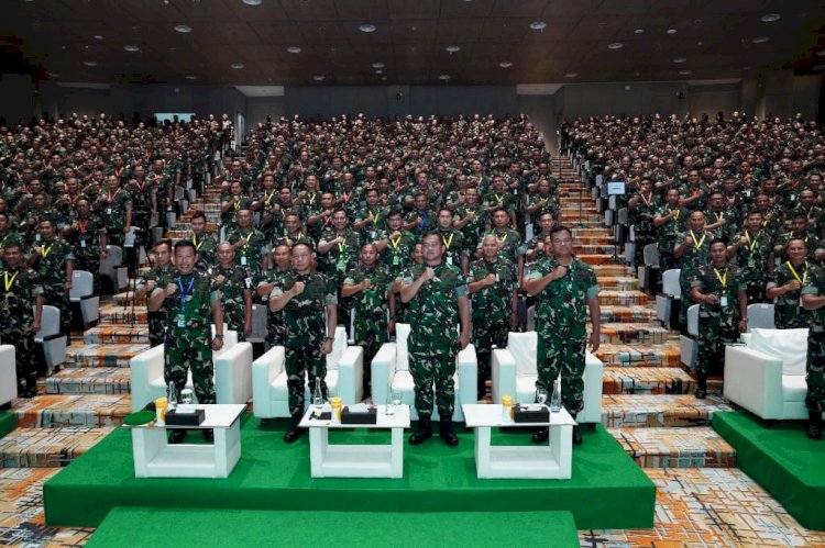 Teks foto: Pangdam V/Brawijaya Mayjen TNI Rudy Saladin, M. A, bersama para Danrem dan Dandim saat apel yang dipimpin langsung oleh Kepala Staf Angkatan Darat, Jenderal TNI Maruli Simanjuntak/ist
