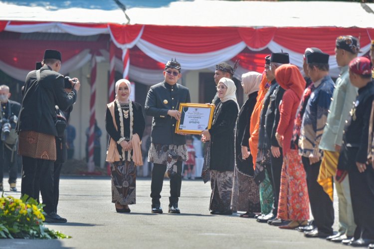 Teks foto: PJs Wali Kota Surabaya Restu Novi Widiani menerima penghargaan dari Pj Gubernur Jawa Timur Adhy Karyono/ist
