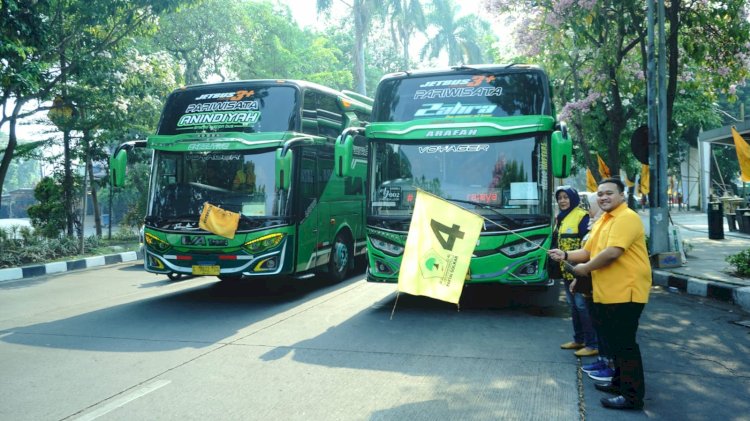 Teks foto: Aldi Blaviandi memberangkatkan peserta ziarah Wali Lima/RMOLJatim