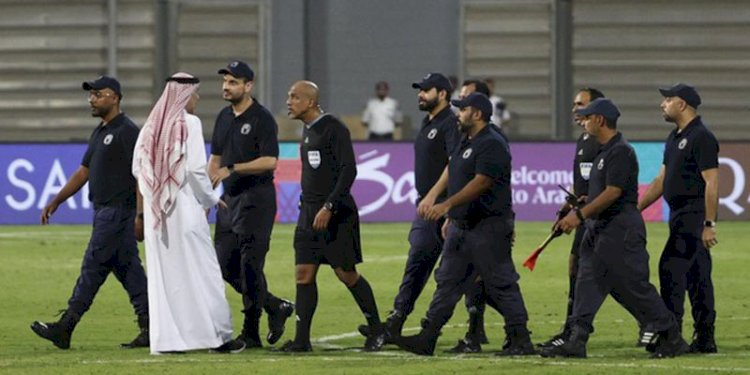 Wasit laga Bahrain vs Indonesia, Ahmed Al Kaf, dikawal keamanan usai laga/Net