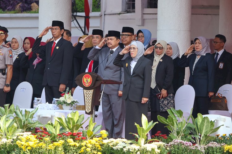 Teks foto: Upacara peringatan HUT ke-79 Pemerintah Provinsi Jawa Timur, di Halaman Balai Kota Surabaya/ist