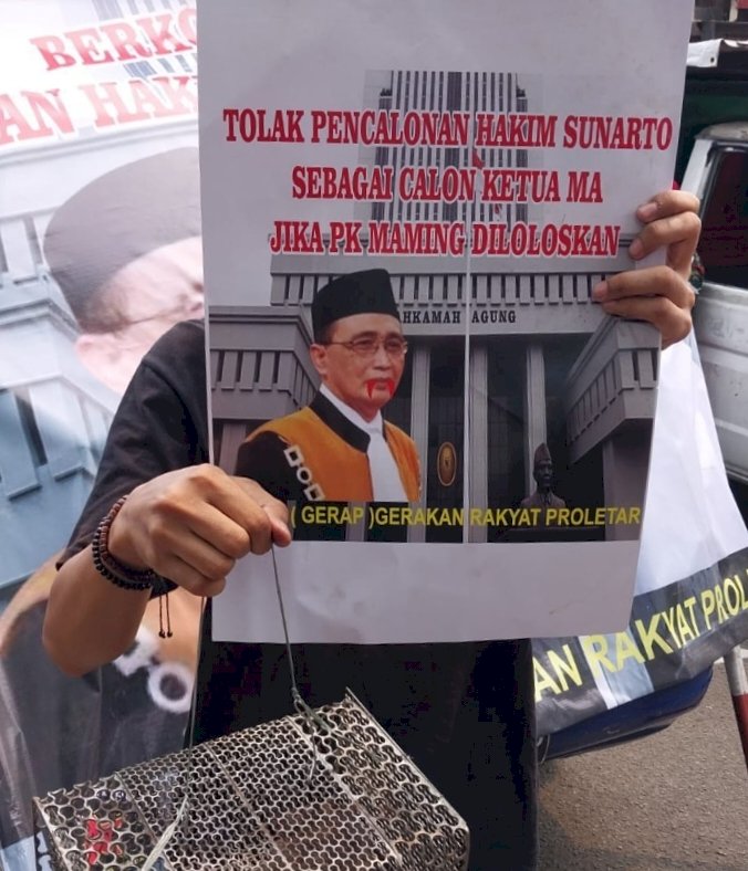 Aksi massa di depan gedung Mahkamah Agung 