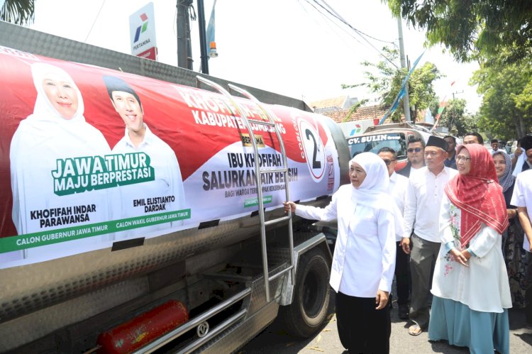 Khofifah didampingi para relawan di Tapal Kuda mengirimkan bantuan air bersih/Ist