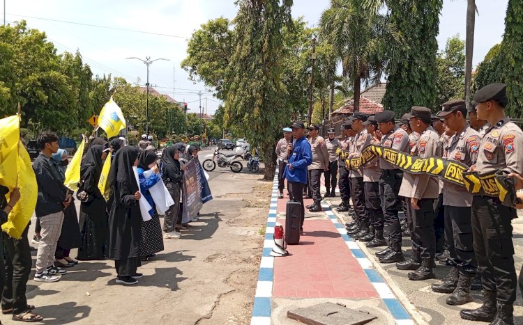 Aktivis PMII saat demo gedung DPRD Sumenep/RMOLJatim