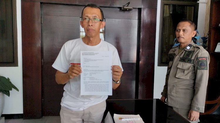 Muhammad Husni Thamrin, saksi dan perekam video mobil plat merah saat menyampaikan surat pengaduannya di Kantor Bupati Jember/RMOLJatim