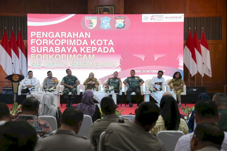 Teks foto: PJs Wali Kota Surabaya Restu Novi Widiani memberikan pengarahan kepada Forkopimcam/RMOLJatim
