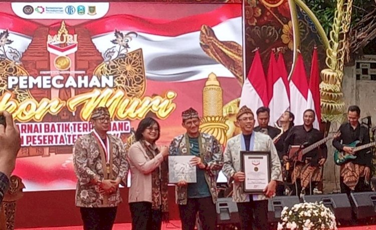 Pj Walikota Mojokerto Alin Kuncoro didampingi Sekda Gaguk Tri Prasetyo menerima sertifikat Rekor MURI/Ist