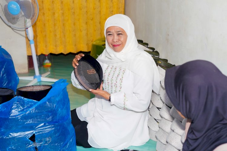 Khofifah berkunjung ke kampung sentra penghasil kopyah atau songkok di kawasan Kemuteran Kabupaten Gresik, Selasa (15/10)/Ist
