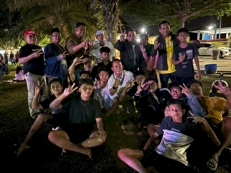 Cawabup Madiun nomor 2 dr Purnomo Hadi saat foto bersama dengan pendukungnya di nobar timnas