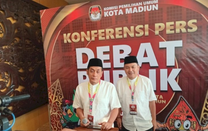Bonie Laksmana-Bagus Rizki Dinarwan usai debat/RMOLJatim