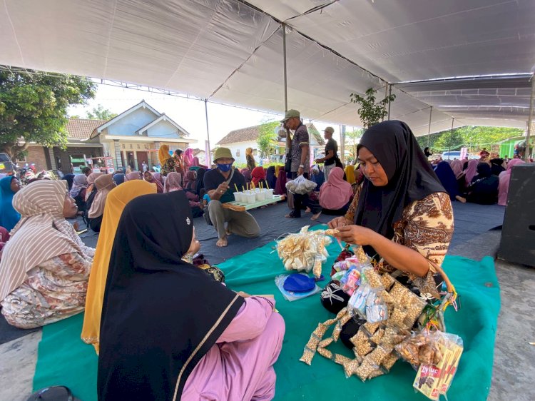 Tumirah salah seorang pedagang asongan saat melayani pembeli jama'ah Gus Fawait/Ist