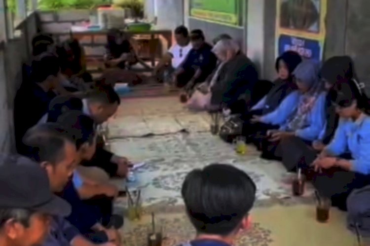Cabup nomor urut 1 Nanik Endang Rusminiarti menghadiri undangan deklarasi guru swasta/honorer SMK PGRI, Magetan/Ist