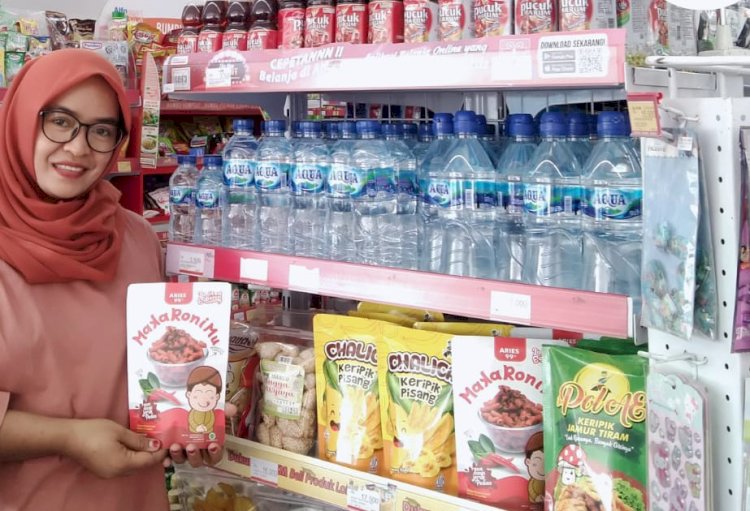 Endang Susilowati pemilik UMKM Makaronimu saat memamerkan produknya/RMOLJatim