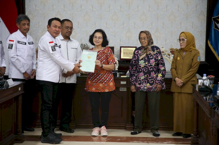 Proses penyerahan sertifikat 