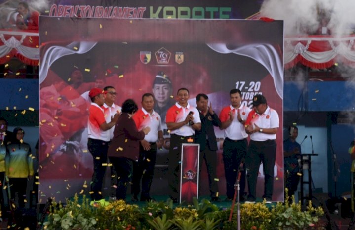 Brigjen TNI Endro membuka Open Turnament Karate piala Panglima TNI yang berlangsung di GOR Futsal Internasional Unesa, Surabaya/ist