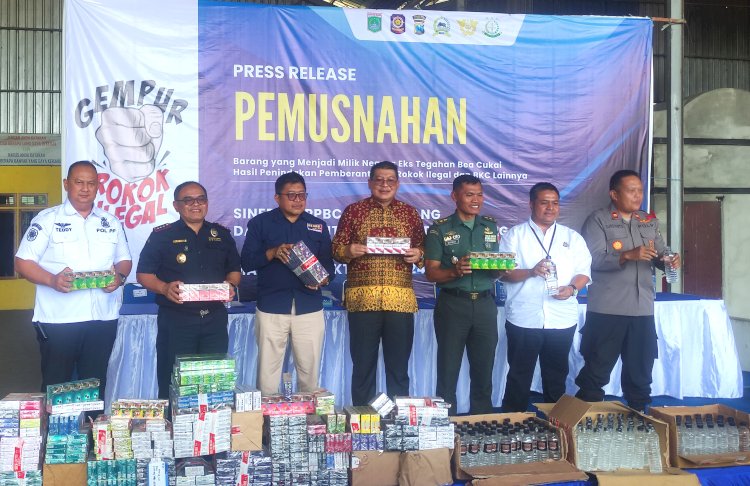 Kegiatan rilis pemusnahan rokok ilegal dan minuman keras ilegal/RMOLJatim