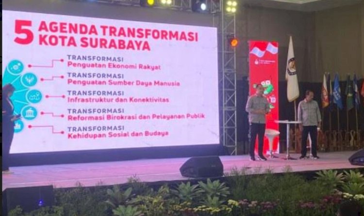  Eri Cahyadi dan Armuji saat pemaparan dalam debat perdana di Dyandra Convention Hall/RMOLJatim