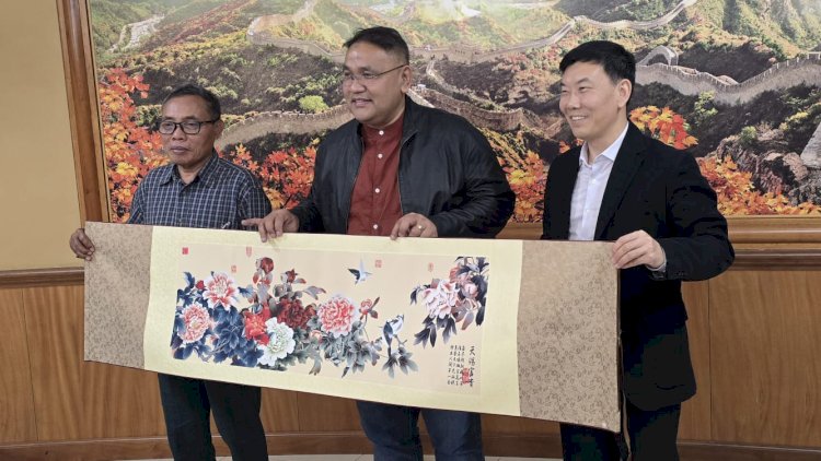 Ketua Umum Jaringan Media Siber Indonesia (JMSI) Teguh Santosa dan Sekretaris Eksekutif Asosiasi Jurnalis Tiongkok (ACJA) Tian Yuhong/Ist