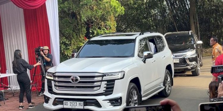 Toyota Land Cruiser yang dikendarai Wakil Presiden terpilih Gibran Rakabuming Raka ke Padepokan Garuda Yaksa, Bojong Koneng, Hambalang, Kabupaten Bogor/Dok Kompas
