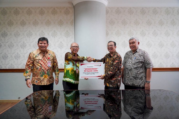 Pemberian 50 unit sepeda listrik dari Bank Jatim 