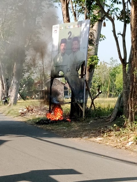 Salah satu baliho yang terbakar 