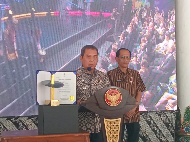 Pj Bupati Madiun Tontro Pahlawanto dan Kepala Bappeda Kurnia Aminulloh saat menunjukkan penghargaan yang diperoleh di ajang Seoul Smart City Award pada 10 oktober 2024 lalu. 