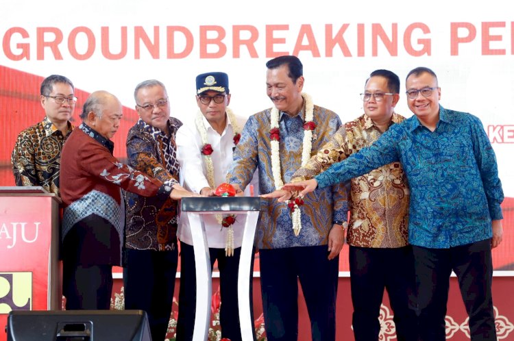 Pj Gubernur Jatim Adhy Karyono mendampingi Menteri Koordinator Bidang Kemaritiman dan Investasi Luhut Binsar Panjaitan serta Menteri Perhubungan Budi Karya Sumadi dan Presdir PT. Gudang Garam Susilo meresmikan Bandara Dhoho Kediri sekaligus Ground Breaking Akses Jalan Tol di Kediri,