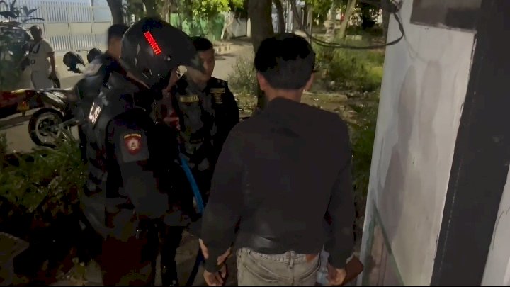 Polisi saat mengamankan anggota gangster 