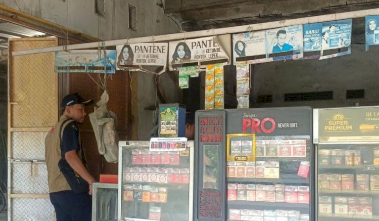 Petugas dari Bea Cukai Bojonegoro saat melakukan kroscek toko kelontong yang menjual rokok