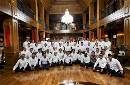 Sejumlah tokoh menjalani pembekalan calon anggota kabinet di kediaman presiden terpilih Prabowo Subianto, Hambalang, Kabupaten Bogor, Jawa Barat/IG Yusril Ihza Mahendra