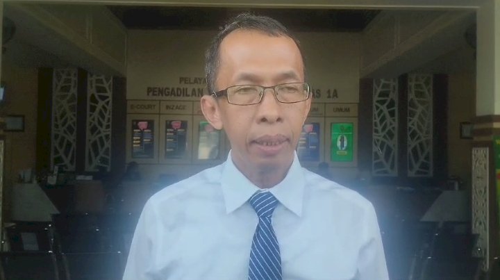 Moh Husni Thamrin usai mendaftarkan gugatannya di Pengadilan Negeri Jember/Ist