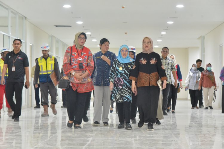Teks foto: PJs Wali Kota Surabaya Restu Novi Widiani meninjau pembangunan RSUD Surabaya Timur/RMOLJatim   