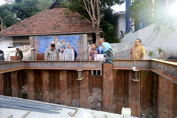 Teks foto: PJs Wali Kota Surabaya Restu Novi Widiani mengecek pembangunan tunnel atau terowongan pejalan kaki yang menghubungkan TIJ dan KBS/RMOLJatim